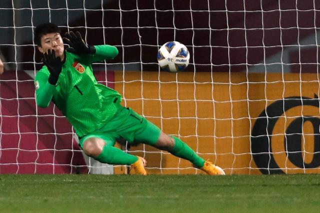 kaiyun-新门神出世！朱钰两扑点球高红附体 闷杀日本队长